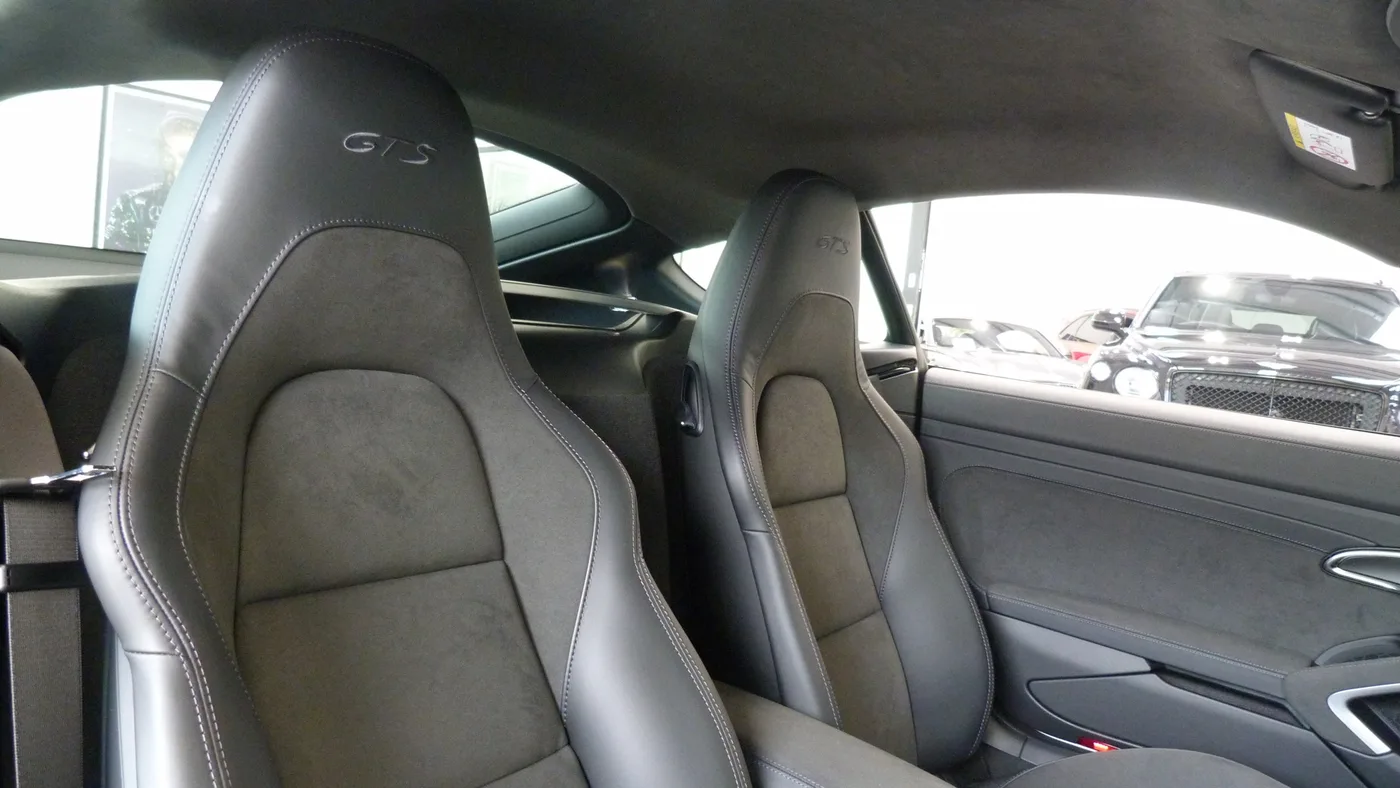 2025 Porsche 718 Cayman GTS 4.0 proposée par un groupe de concessions agréées à Cheltenham, Royaume-Uni, photo 16 sur 25