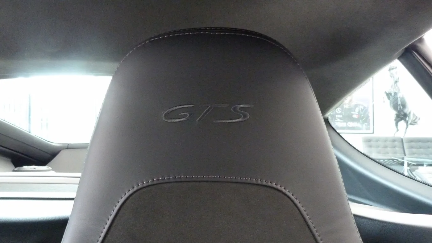 2025 Porsche 718 Cayman GTS 4.0 proposée par un groupe de concessions agréées à Cheltenham, Royaume-Uni, photo 18 sur 25