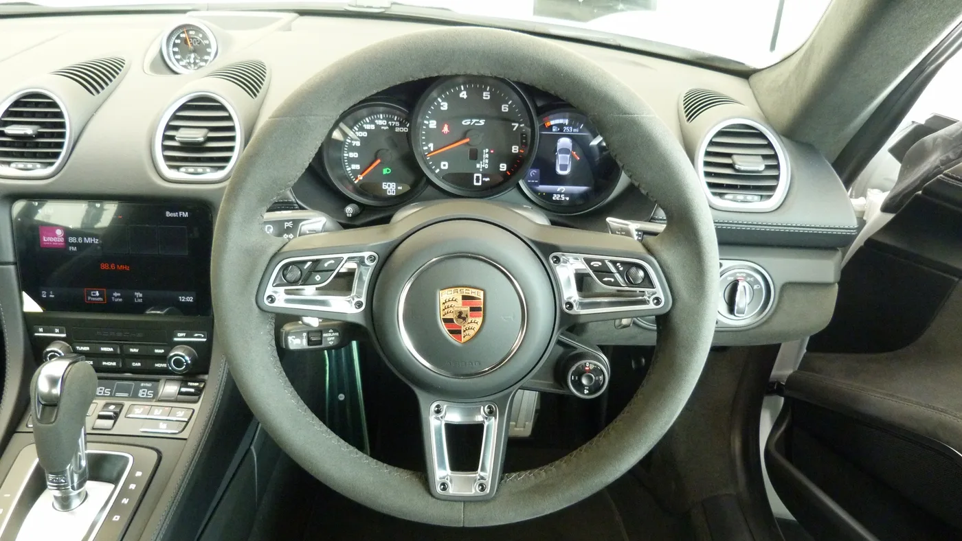 2025 Porsche 718 Cayman GTS 4.0 proposée par un groupe de concessions agréées à Cheltenham, Royaume-Uni, photo 19 sur 25