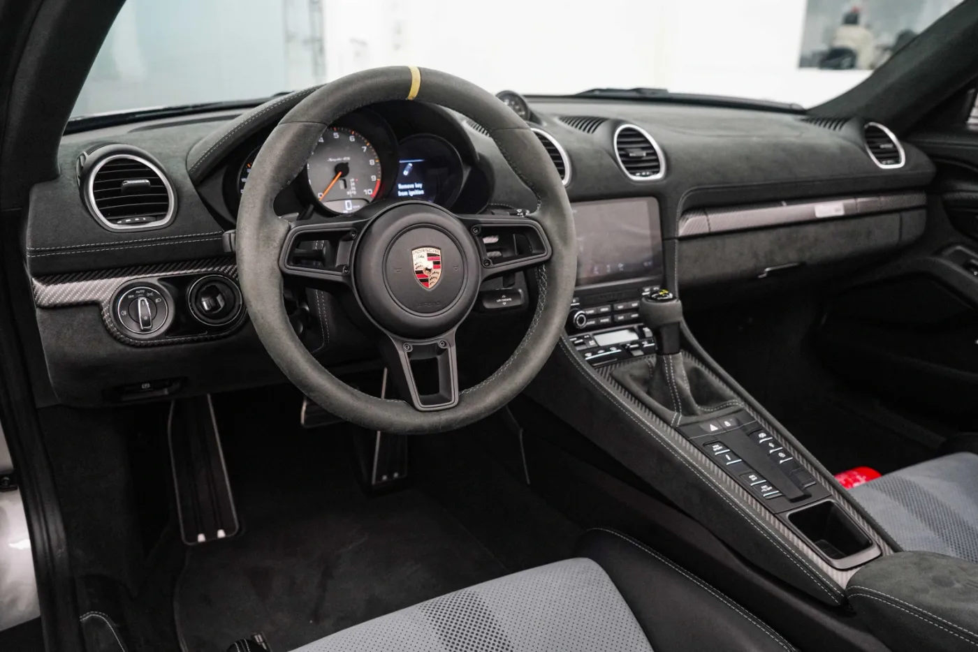 2025 Porsche 718 Spyder RS Weissach package angeboten von einem Fachhändler in Dubai, Vereinigte Arabische Emirate, Foto 10 von 10