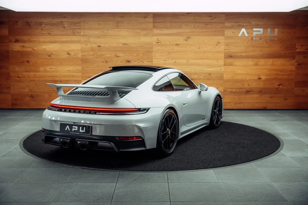2025 Porsche 911 Carrera 4 GTS proposée par un concessionnaire spécialisé à Uznach, Suisse, photo principale