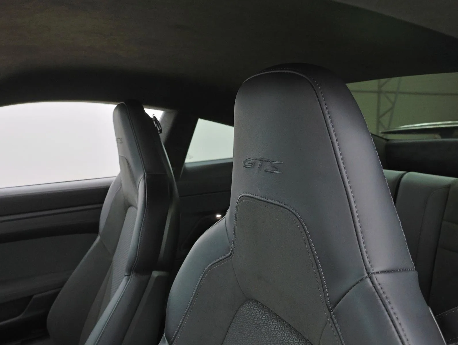 2025 Porsche 911 Carrera 4 GTS T-Hybrid, 10/28