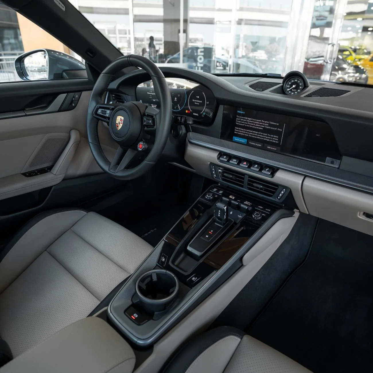 2025 Porsche 911 Carrera angeboten von einem Fachhändler in Dubai, Vereinigte Arabische Emirate, Foto 7 von 12