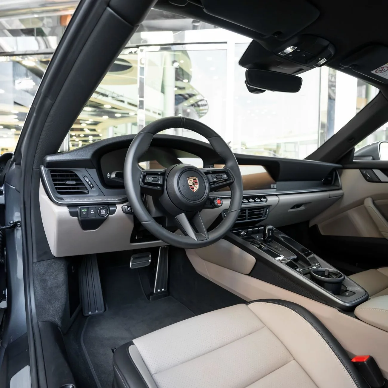 2025 Porsche 911 Carrera angeboten von einem Fachhändler in Dubai, Vereinigte Arabische Emirate, Foto 10 von 12