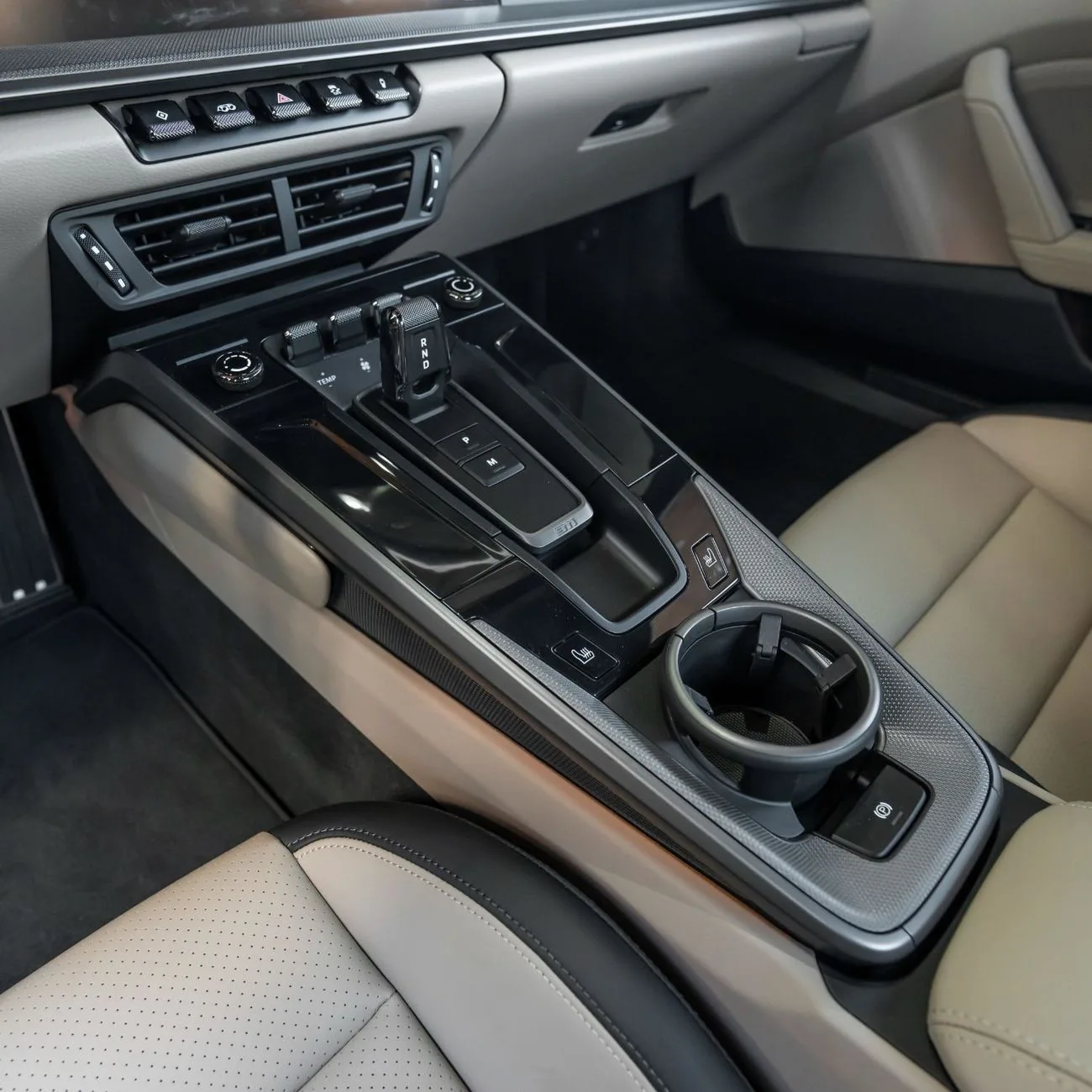 2025 Porsche 911 Carrera angeboten von einem Fachhändler in Dubai, Vereinigte Arabische Emirate, Foto 11 von 12