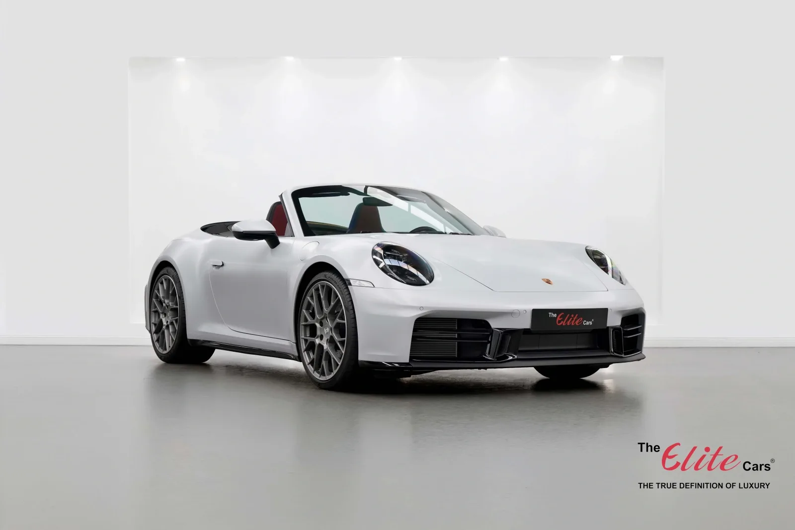 2025 Porsche 911 Carrera Cabriolet angeboten von einem Fachhändler in Dubai, Vereinigte Arabische Emirate, Hauptfoto