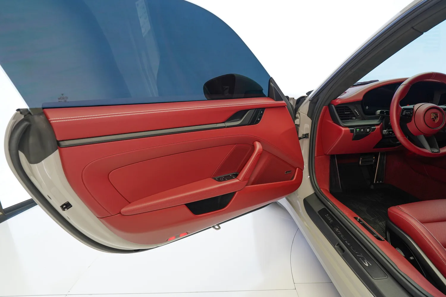 2025 Porsche 911 Carrera GTS, 2/18