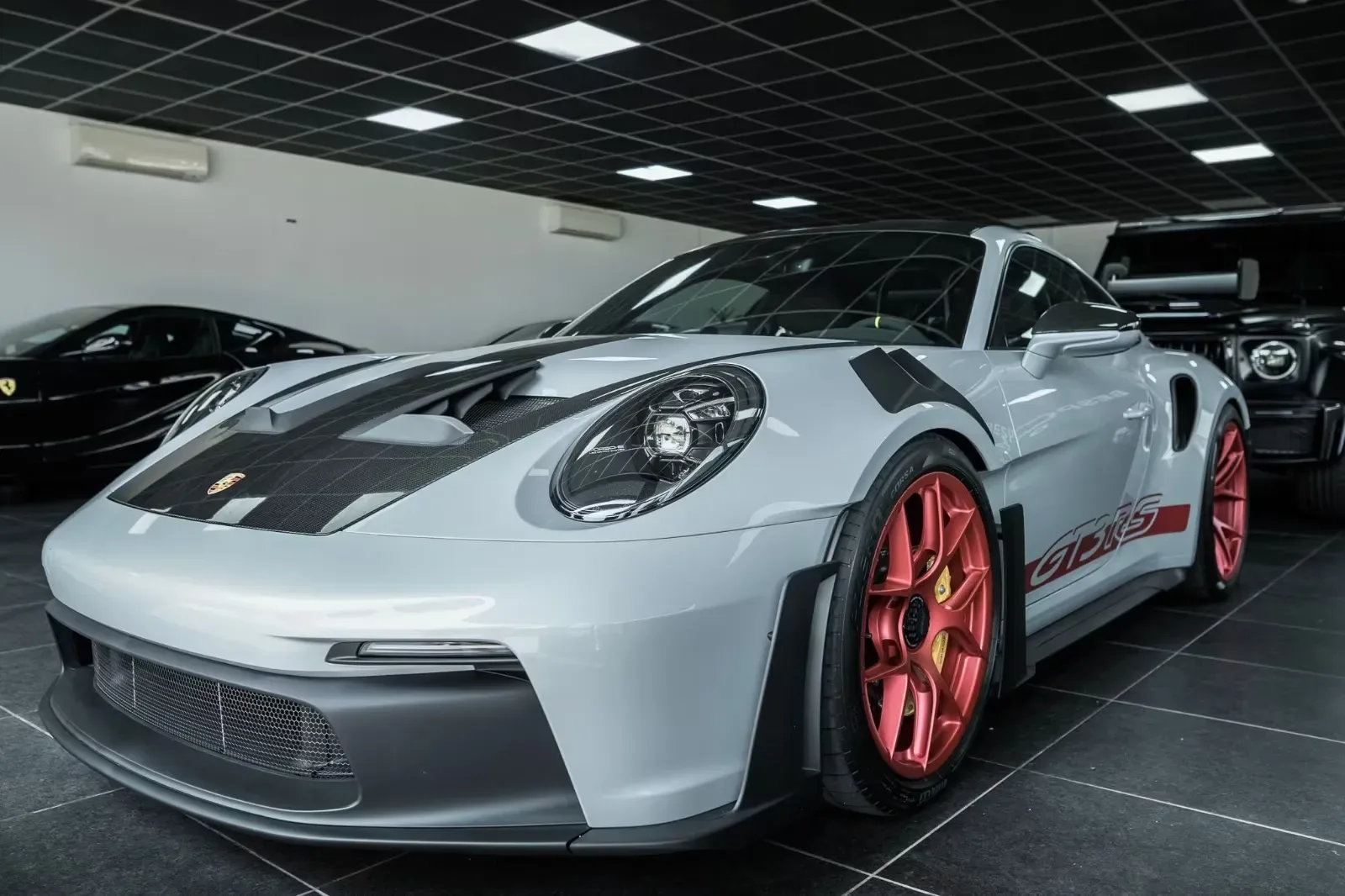 2025 Porsche 911 GT3 RS Weissach proposée par un concessionnaire spécialisé à Bratislava, Slovaquie, photo principale