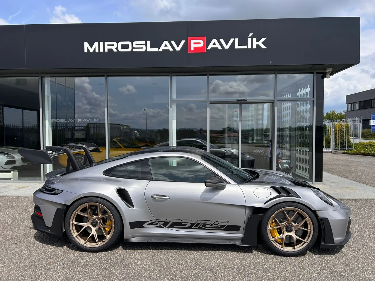 2025 Porsche 911 GT3 RS Weissach package proposée par un concessionnaire spécialisé à Písek, Tchéquie, photo 2 sur 24
