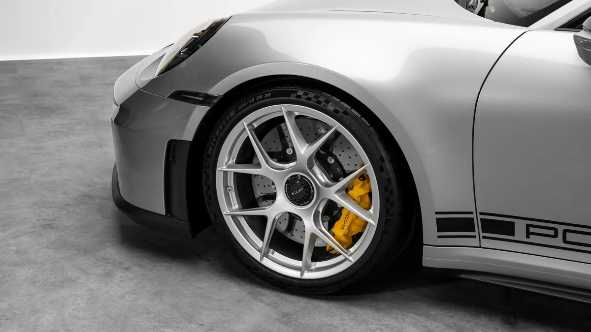 2025 Porsche 911 GT3 Weissach package angeboten von einem Fachhändler in Dubai, Vereinigte Arabische Emirate, Foto 6 von 25