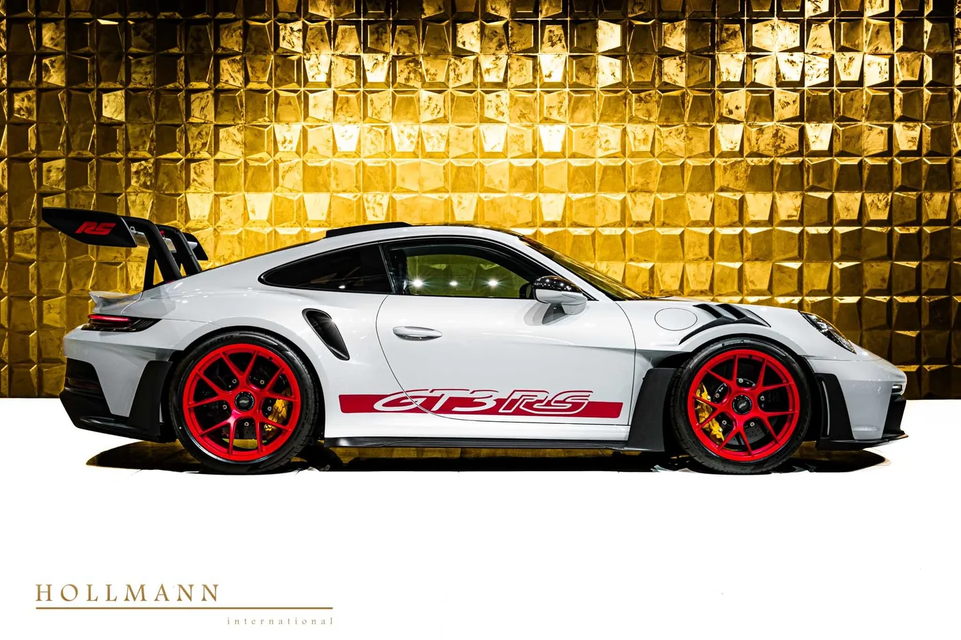 2025 Porsche 911 GT3 RS offered by a specialist dealer in Stuhr, Germany, photo 2 of 8