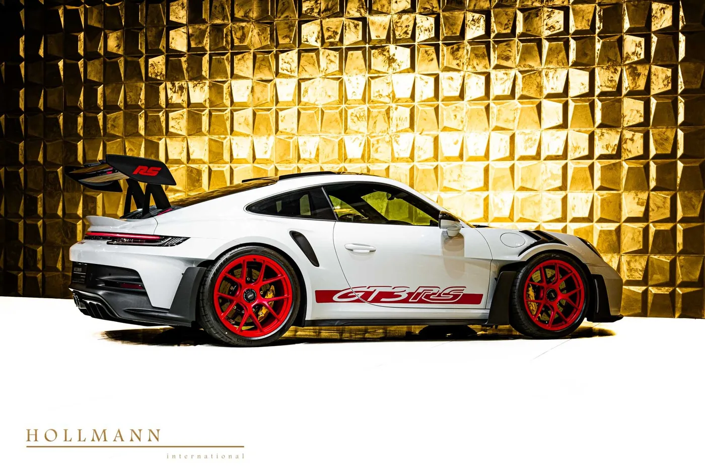 2025 Porsche 911 GT3 RS offered by a specialist dealer in Stuhr, Germany, photo 3 of 8