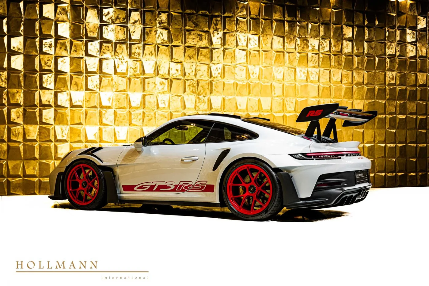 2025 Porsche 911 GT3 RS offered by a specialist dealer in Stuhr, Germany, photo 5 of 8