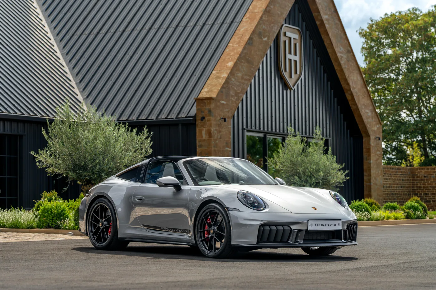 2025 Porsche 911 Targa 4 GTS proposée par un concessionnaire spécialisé à Hook Norton, Royaume-Uni, photo 2 sur 25