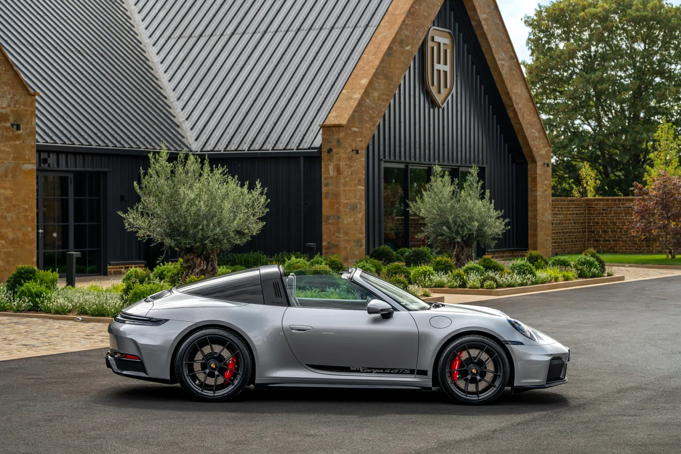 2025 Porsche 911 Targa 4 GTS proposée par un concessionnaire spécialisé à Hook Norton, Royaume-Uni, photo 10 sur 25