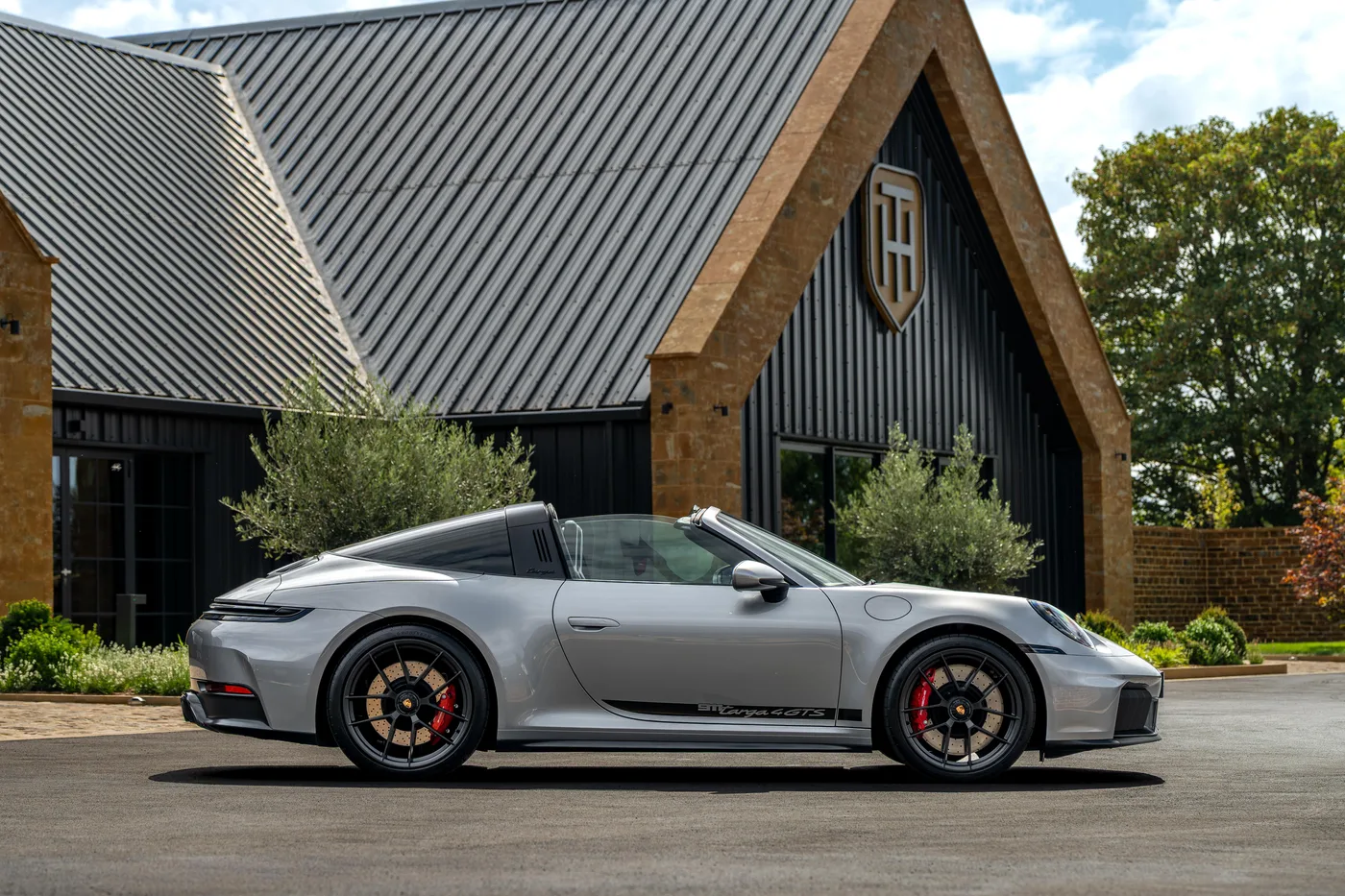 2025 Porsche 911 Targa 4 GTS proposée par un concessionnaire spécialisé à Hook Norton, Royaume-Uni, photo 11 sur 25