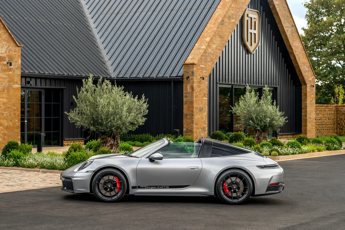 2025 Porsche 911 Targa 4 GTS proposée par un concessionnaire spécialisé à Hook Norton, Royaume-Uni, photo 12 sur 25