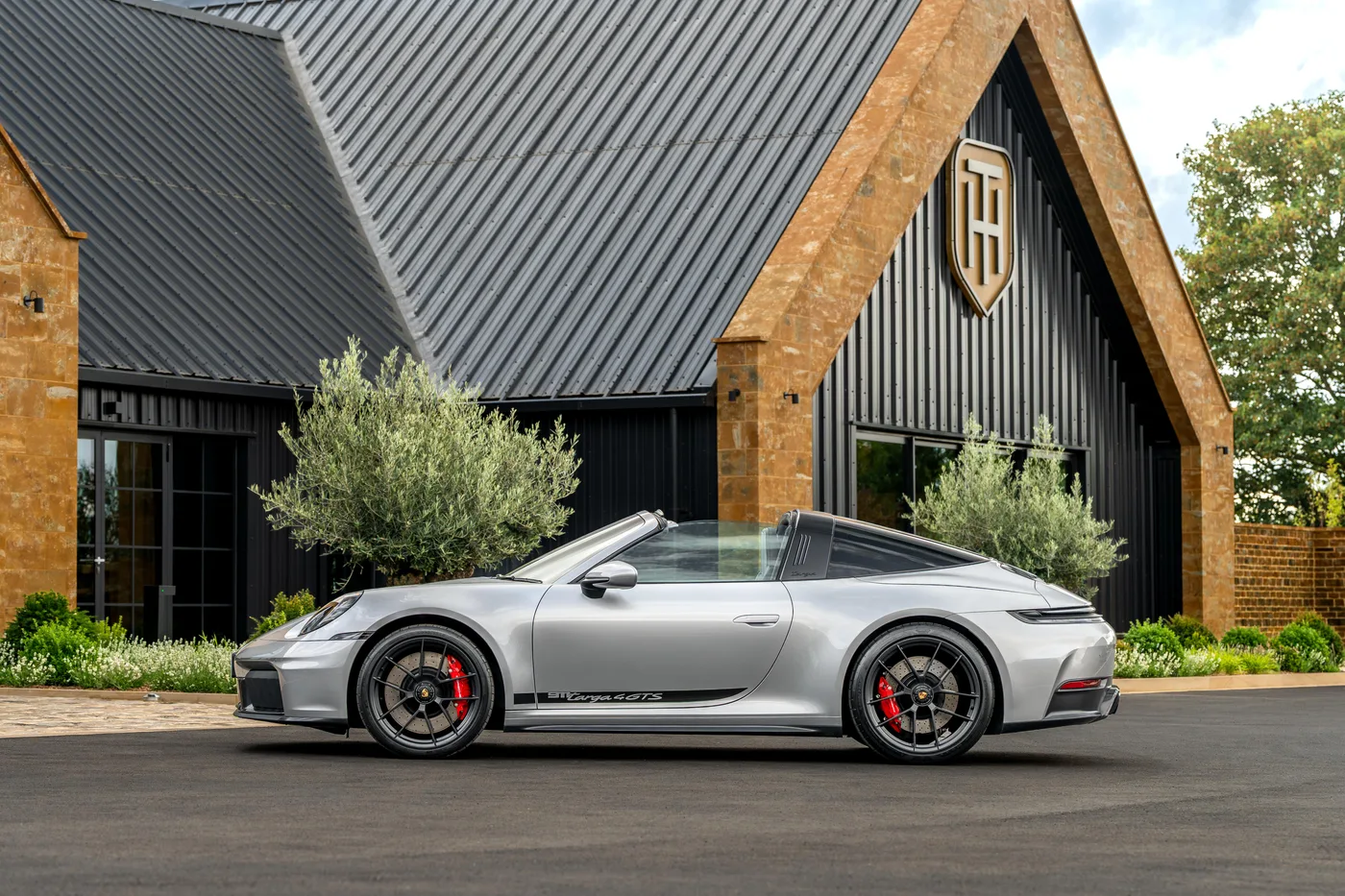 2025 Porsche 911 Targa 4 GTS proposée par un concessionnaire spécialisé à Hook Norton, Royaume-Uni, photo 13 sur 25