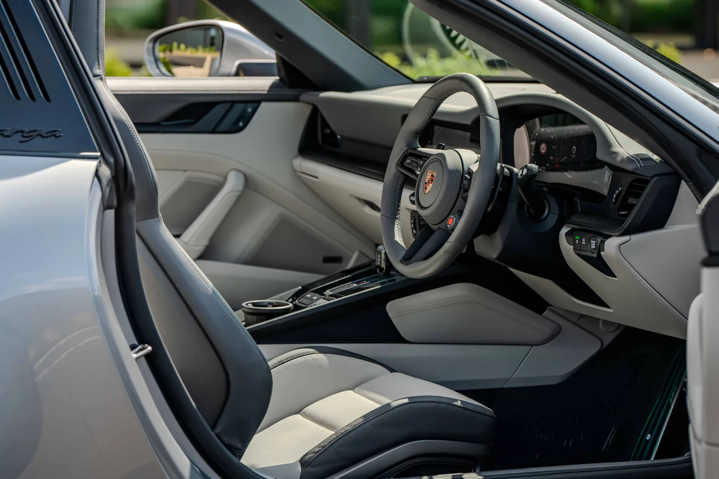 2025 Porsche 911 Targa 4 GTS proposée par un concessionnaire spécialisé à Hook Norton, Royaume-Uni, photo 18 sur 25