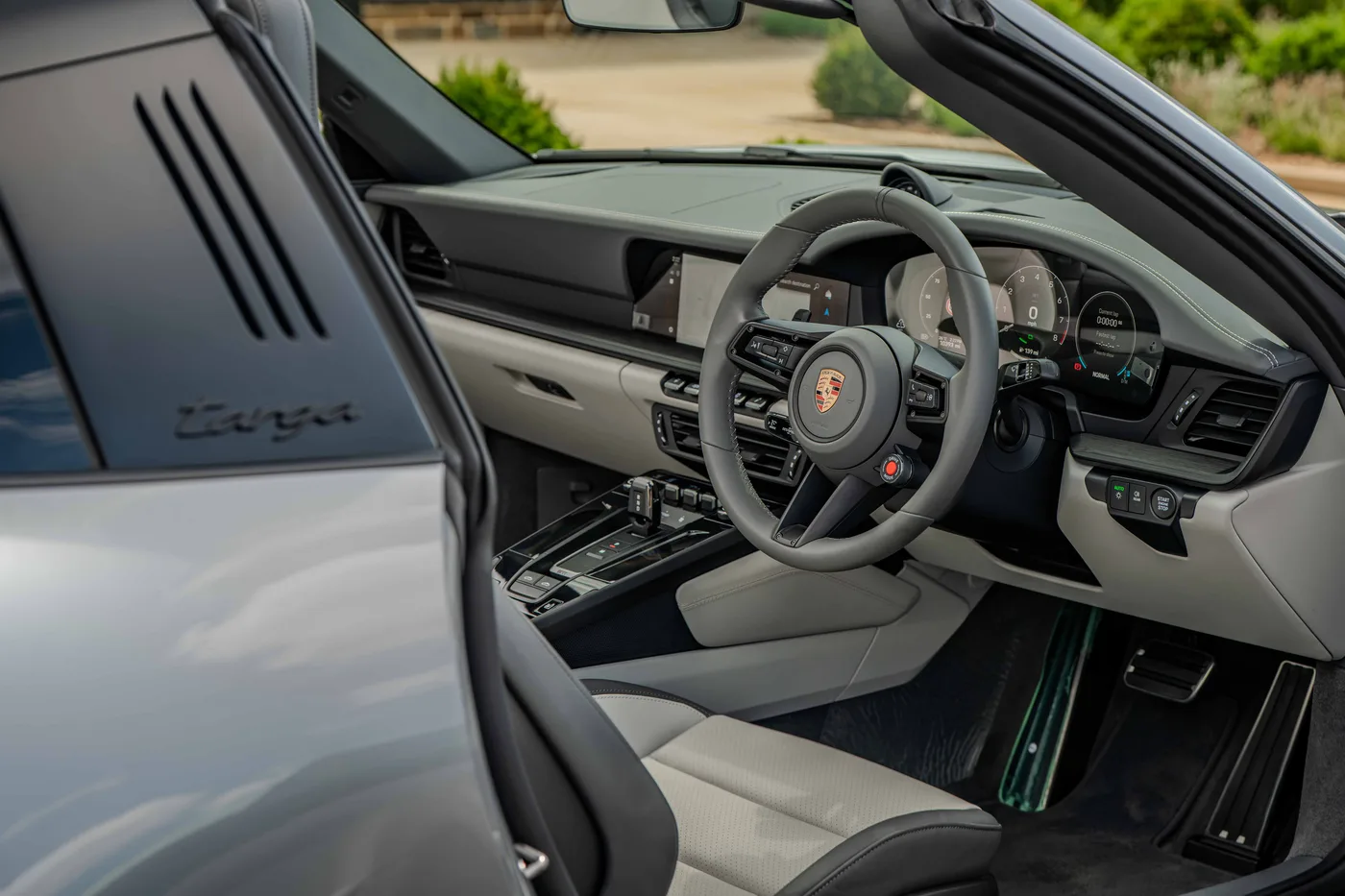 2025 Porsche 911 Targa 4 GTS proposée par un concessionnaire spécialisé à Hook Norton, Royaume-Uni, photo 19 sur 25