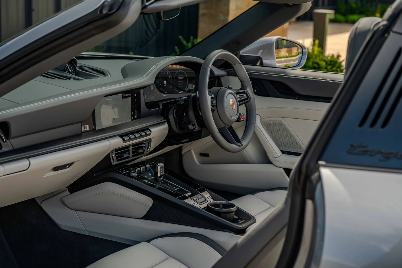2025 Porsche 911 Targa 4 GTS proposée par un concessionnaire spécialisé à Hook Norton, Royaume-Uni, photo 25 sur 25