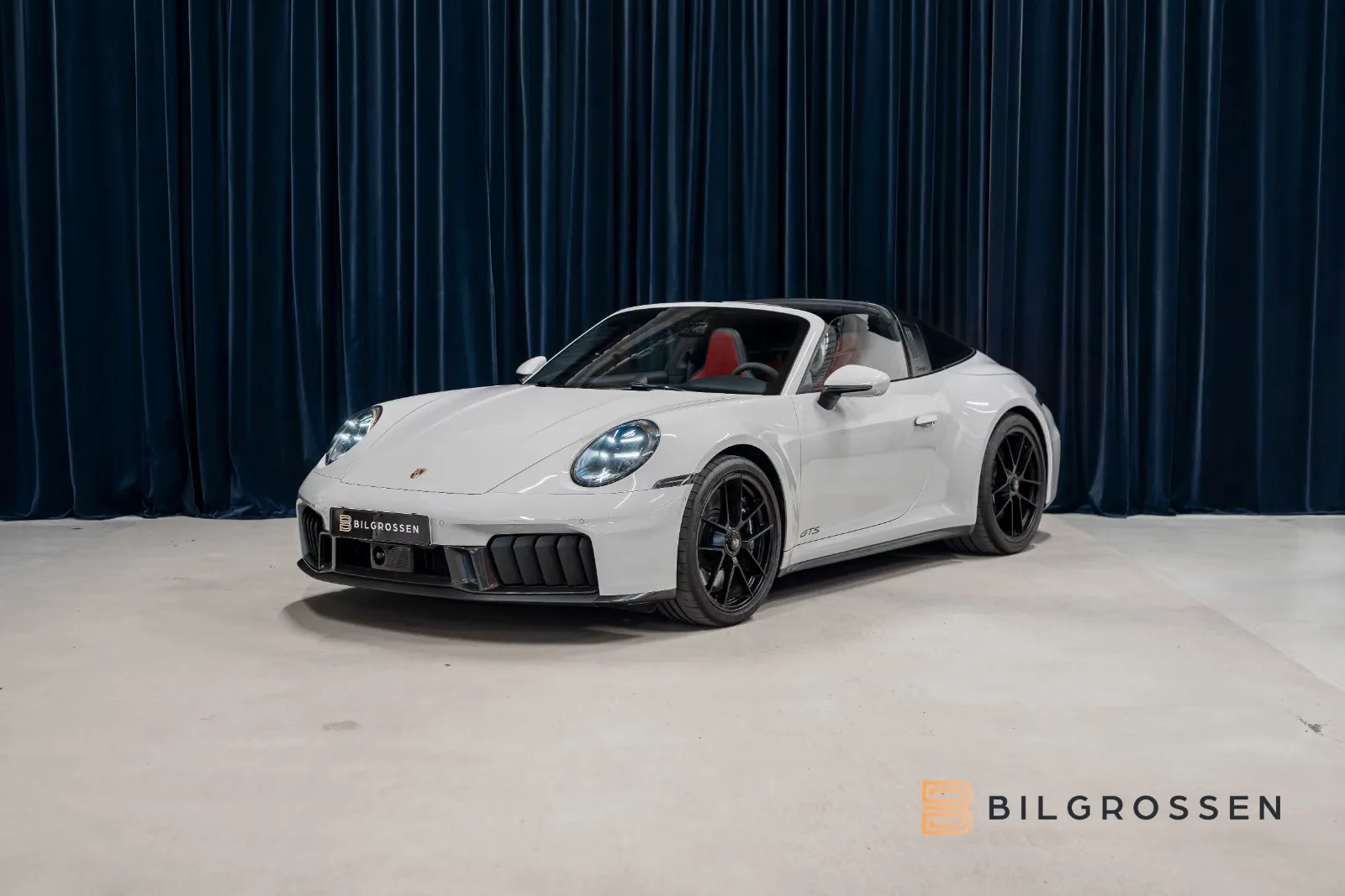2025 Porsche 911 Targa 4 GTS proposée par un concessionnaire spécialisé à Täby, Suède, photo principale