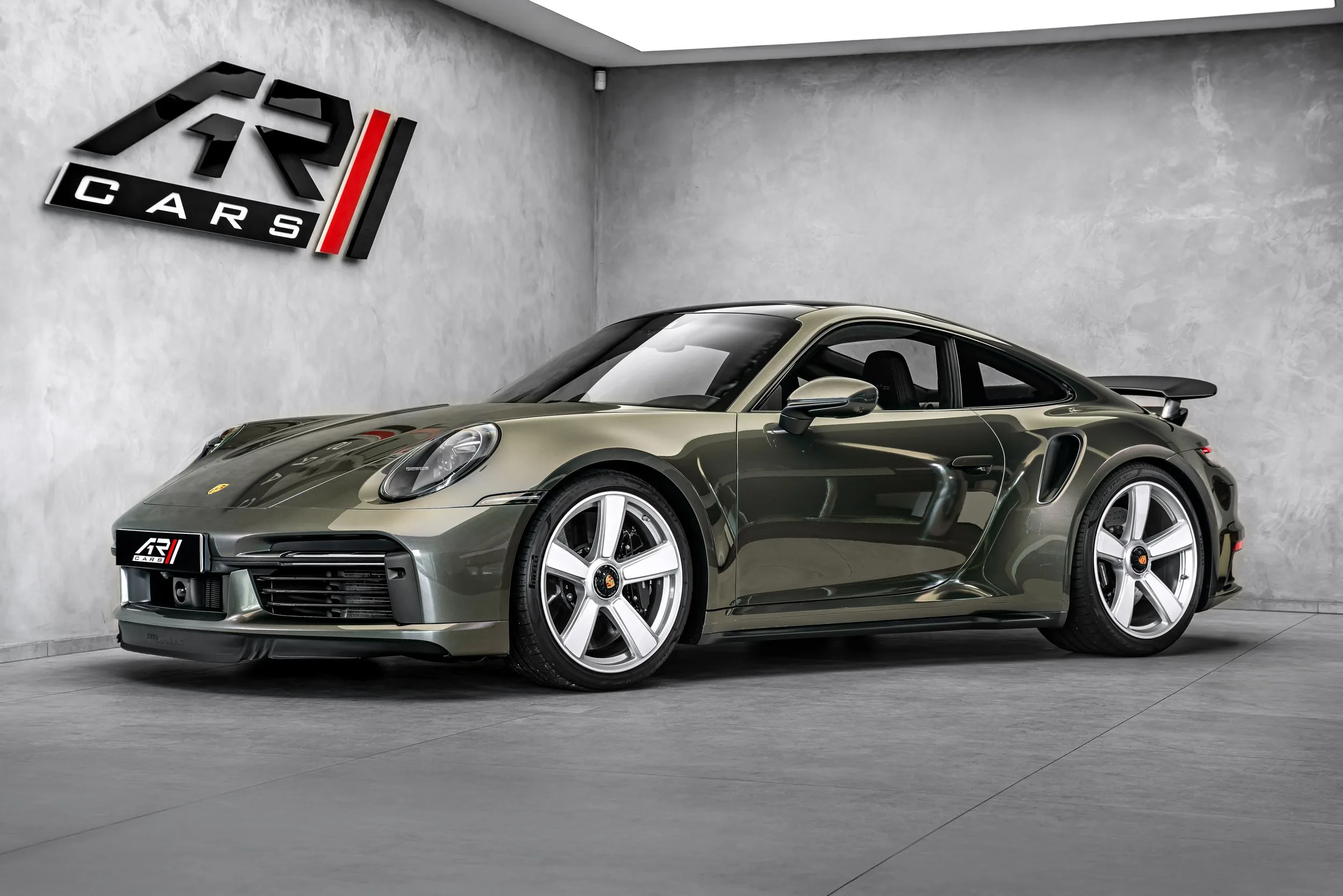 2025 Porsche 911 Turbo 50 Years en un concesionario especializado de Ostrava, Chequia, foto principal