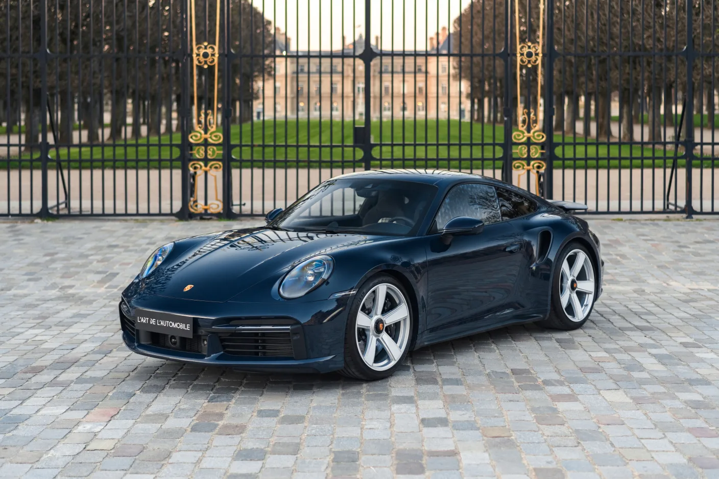 2025 Porsche 911 Turbo 50 Years proposée par un concessionnaire spécialisé à Paris, France, photo principale