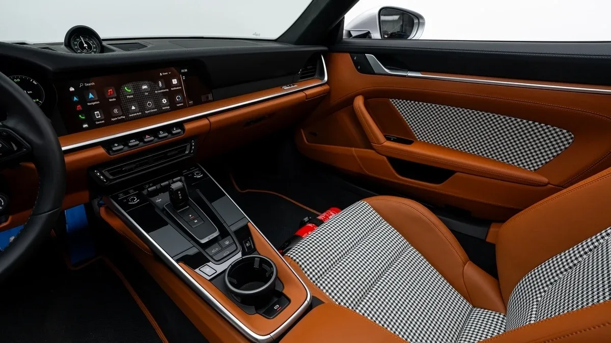 2025 Porsche 911 Turbo angeboten von einem Fachhändler in Dubai, Vereinigte Arabische Emirate, Foto 13 von 25