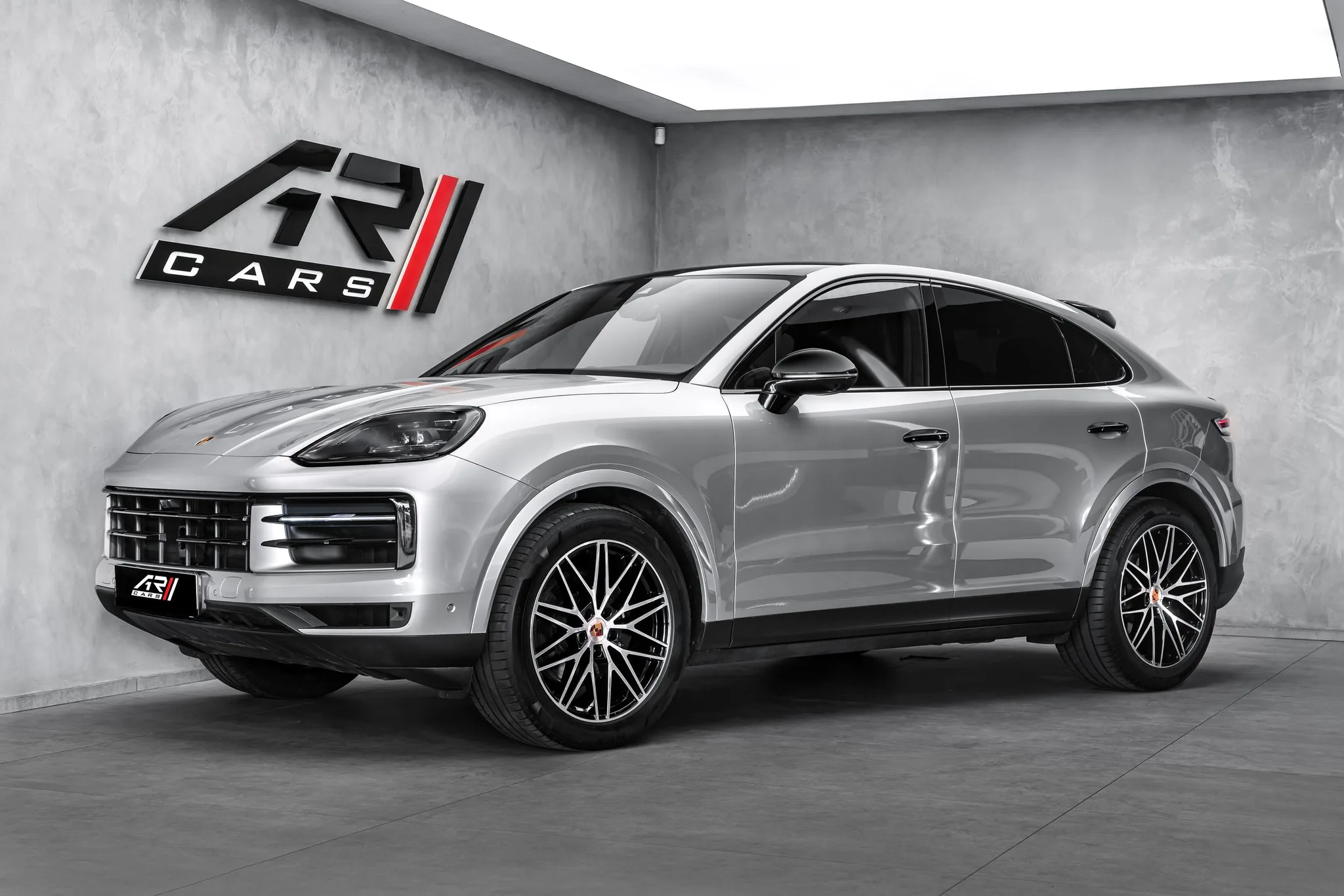 2025 Porsche Cayenne Coupé angeboten von einem Fachhändler in Ostrava, Tschechien, Hauptfoto
