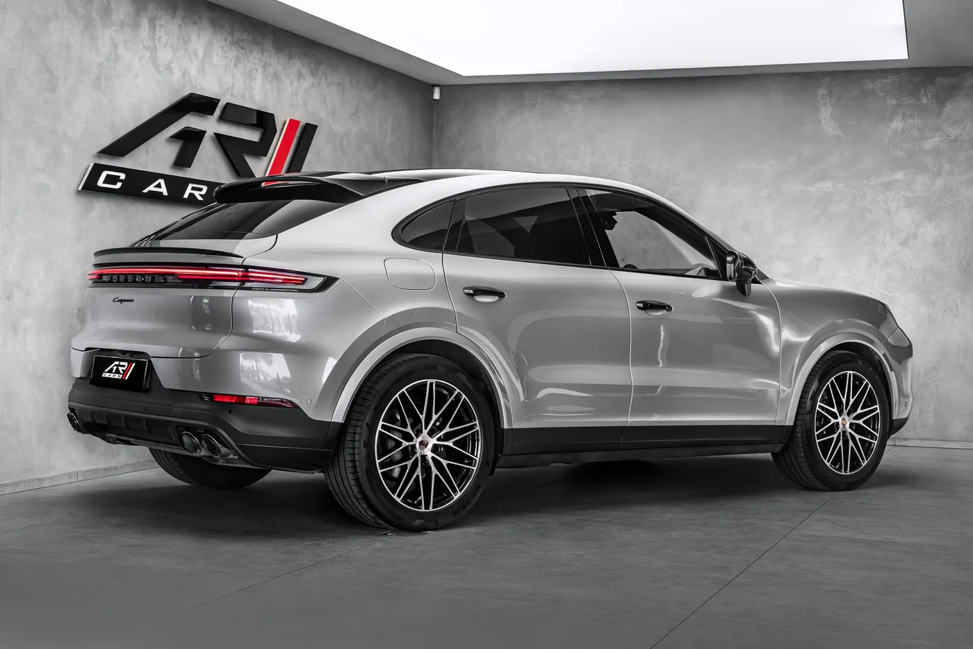 2025 Porsche Cayenne Coupé offered by a specialist dealer in Ostrava, Czechia, photo 5 of 15