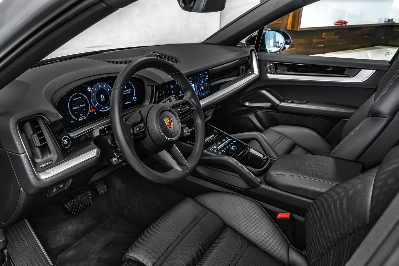 2025 Porsche Cayenne Coupé offered by a specialist dealer in Ostrava, Czechia, photo 12 of 15
