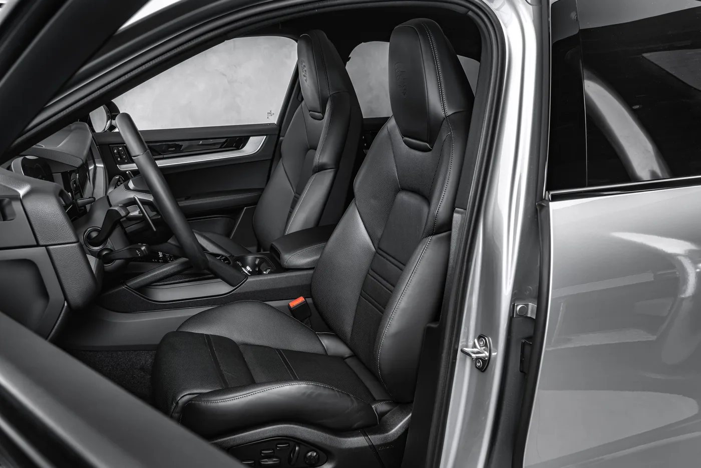 2025 Porsche Cayenne Coupé offered by a specialist dealer in Ostrava, Czechia, photo 14 of 15