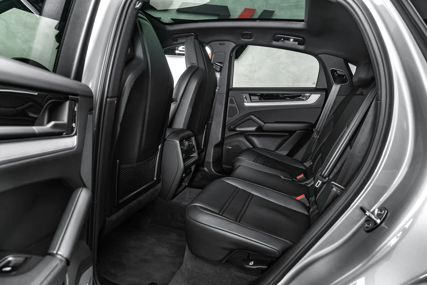 2025 Porsche Cayenne Coupé offered by a specialist dealer in Ostrava, Czechia, photo 15 of 15