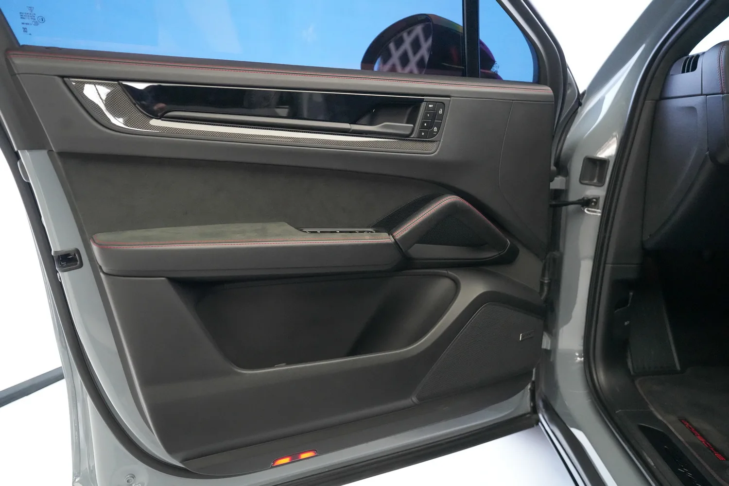 2025 Porsche Cayenne GTS, 2/19