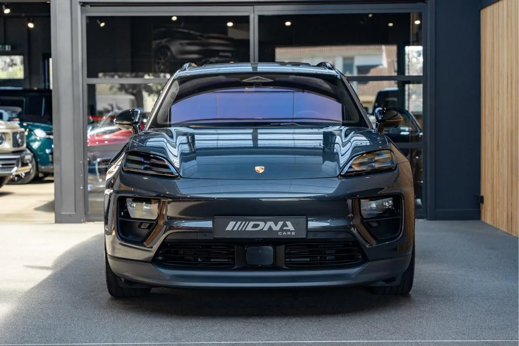 2025 Porsche Macan 4S, 2/30