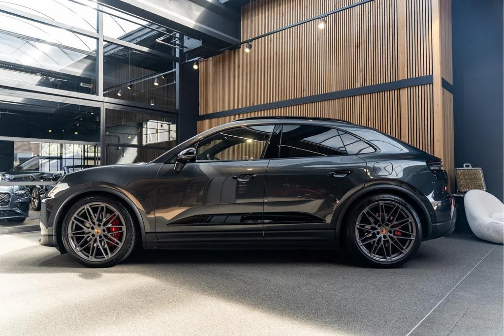 2025 Porsche Macan 4S, 3/30