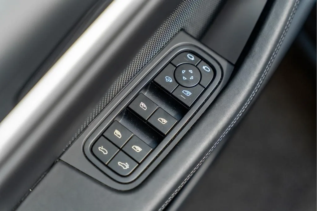 2025 Porsche Macan 4S, 27/30