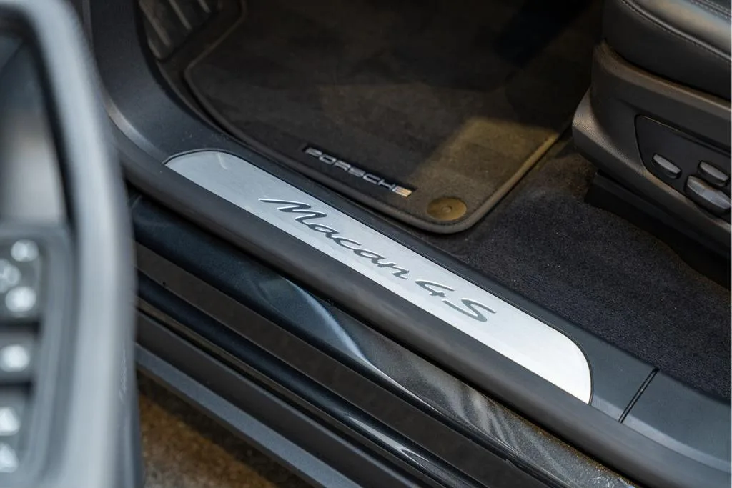 2025 Porsche Macan 4S, 28/30