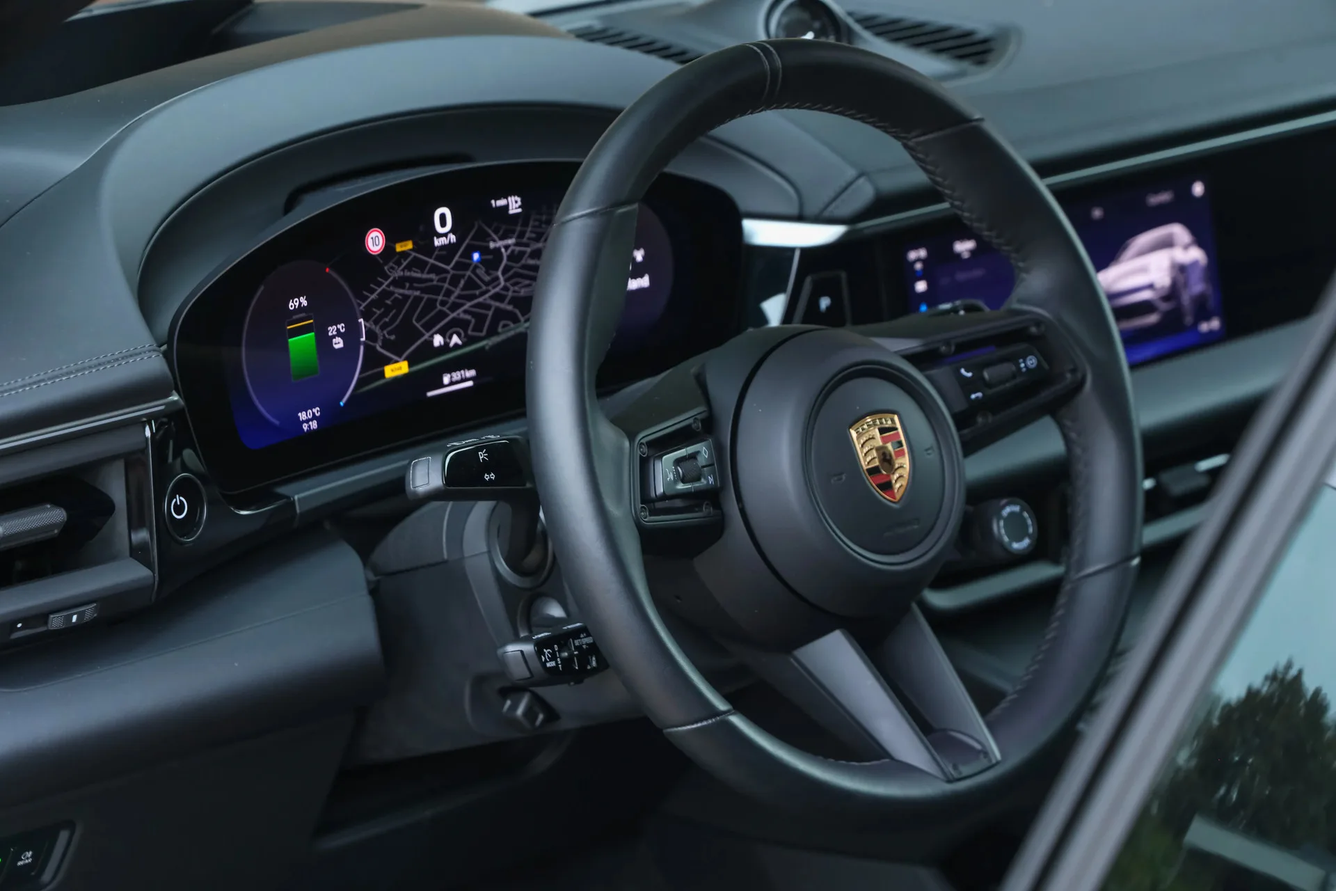 2025 Porsche Macan 4S Electric, 18/30