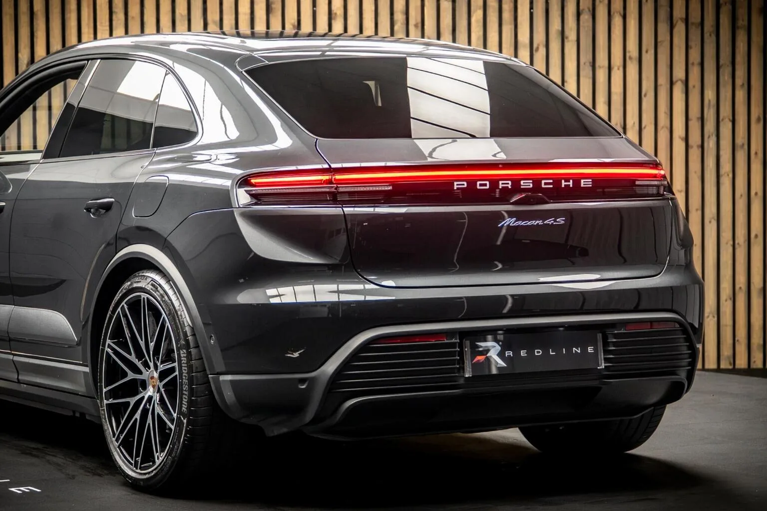 2025 Porsche Macan 4S, 19/30