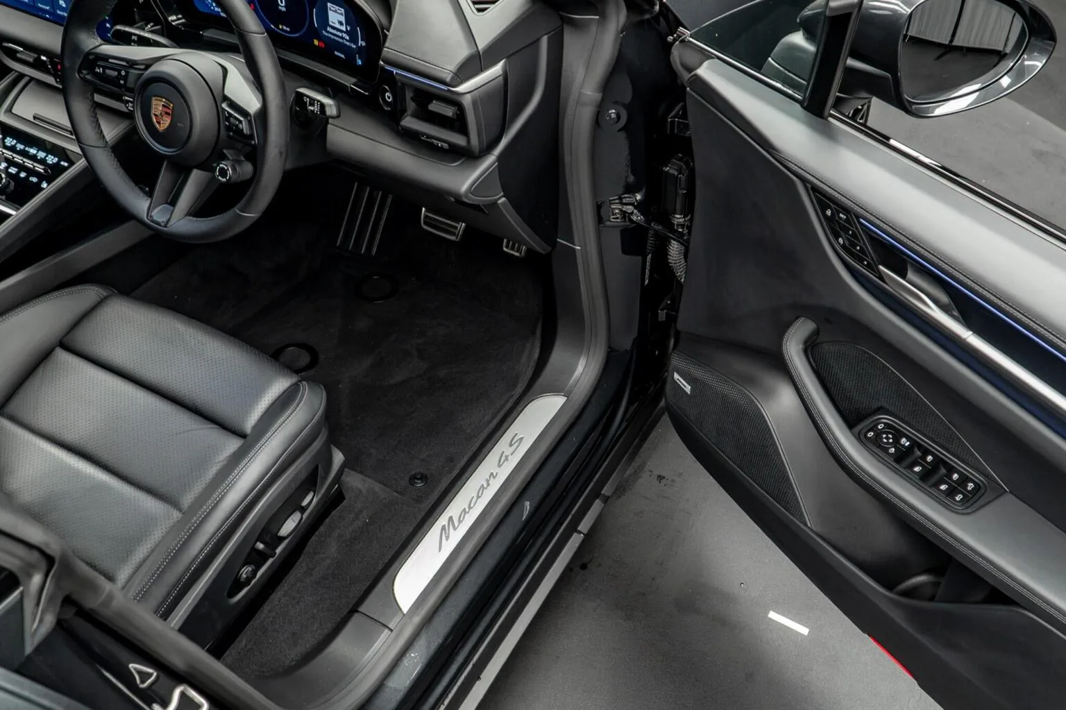 2025 Porsche Macan 4S, 28/30