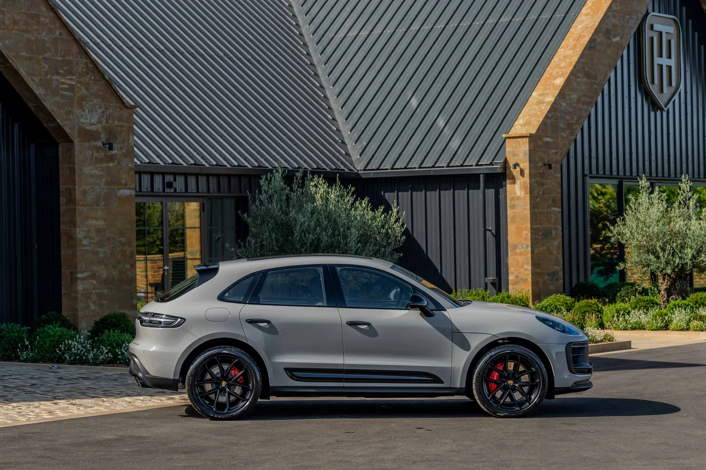 2025 Porsche Macan GTS offered by a specialist dealer in Hook Norton, United Kingdom, photo 9 of 25