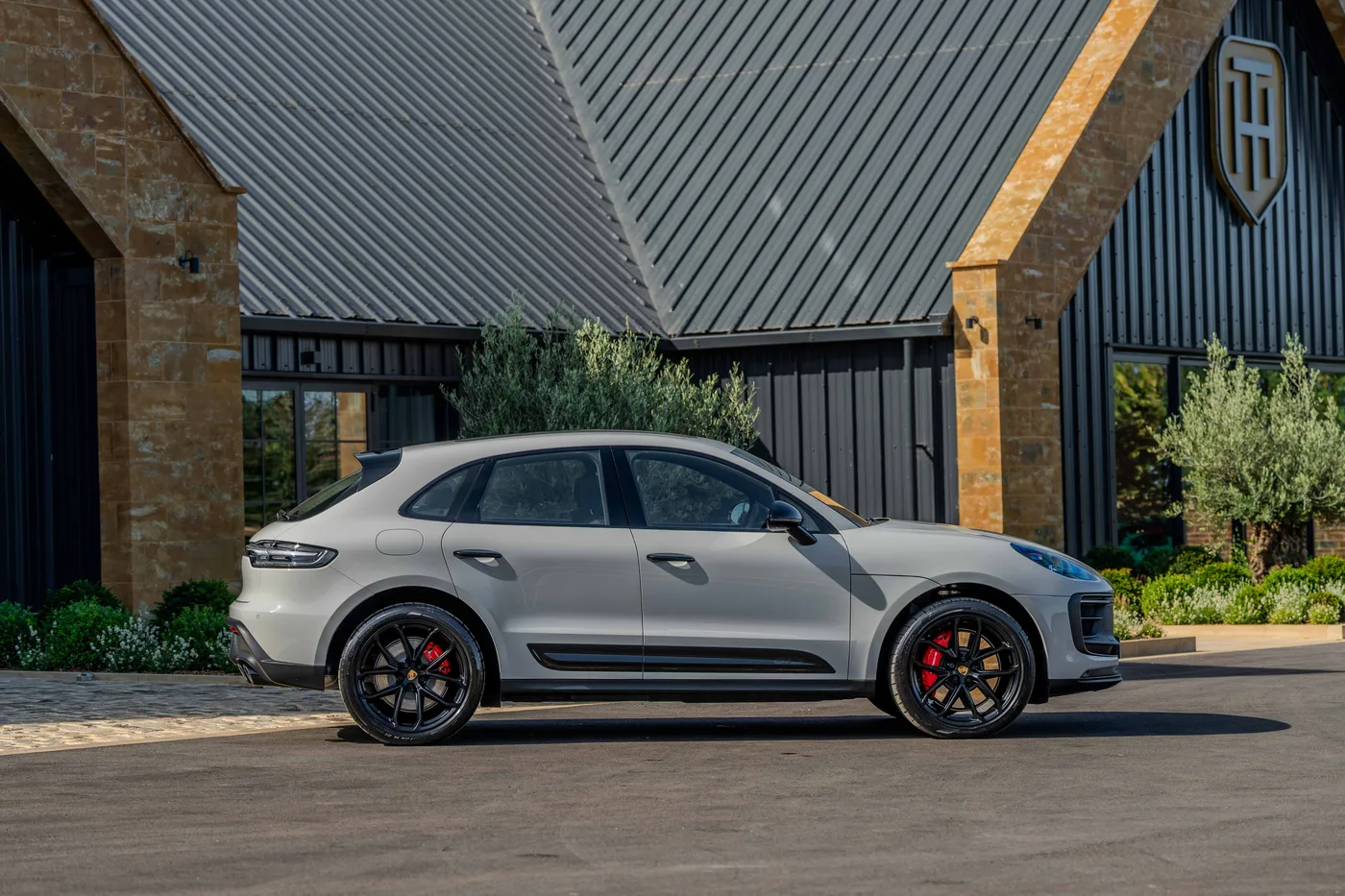 2025 Porsche Macan GTS offered by a specialist dealer in Hook Norton, United Kingdom, photo 10 of 25