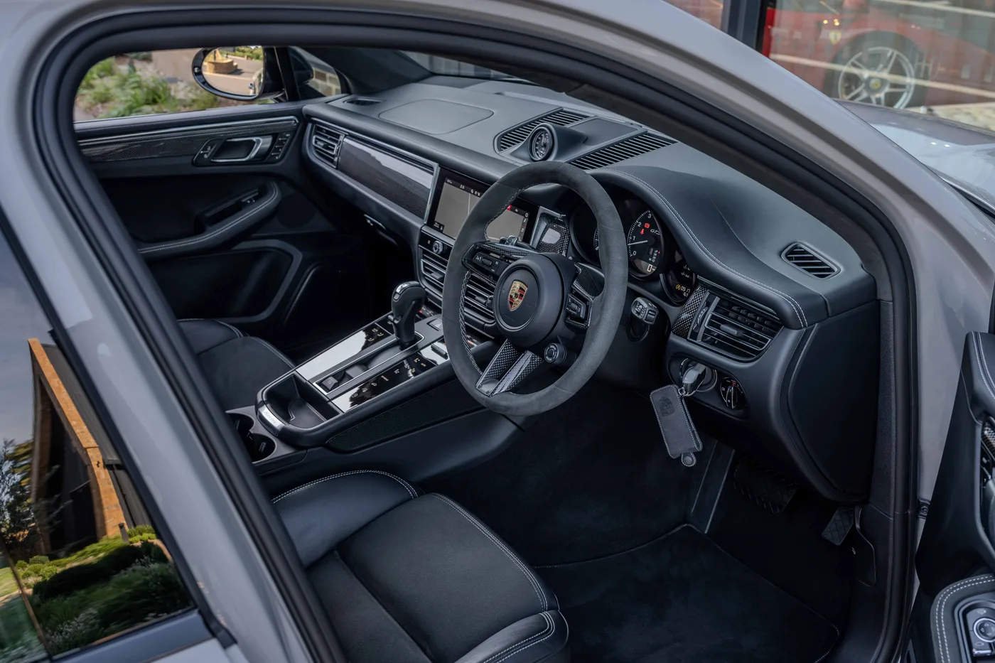 2025 Porsche Macan GTS offered by a specialist dealer in Hook Norton, United Kingdom, photo 17 of 25