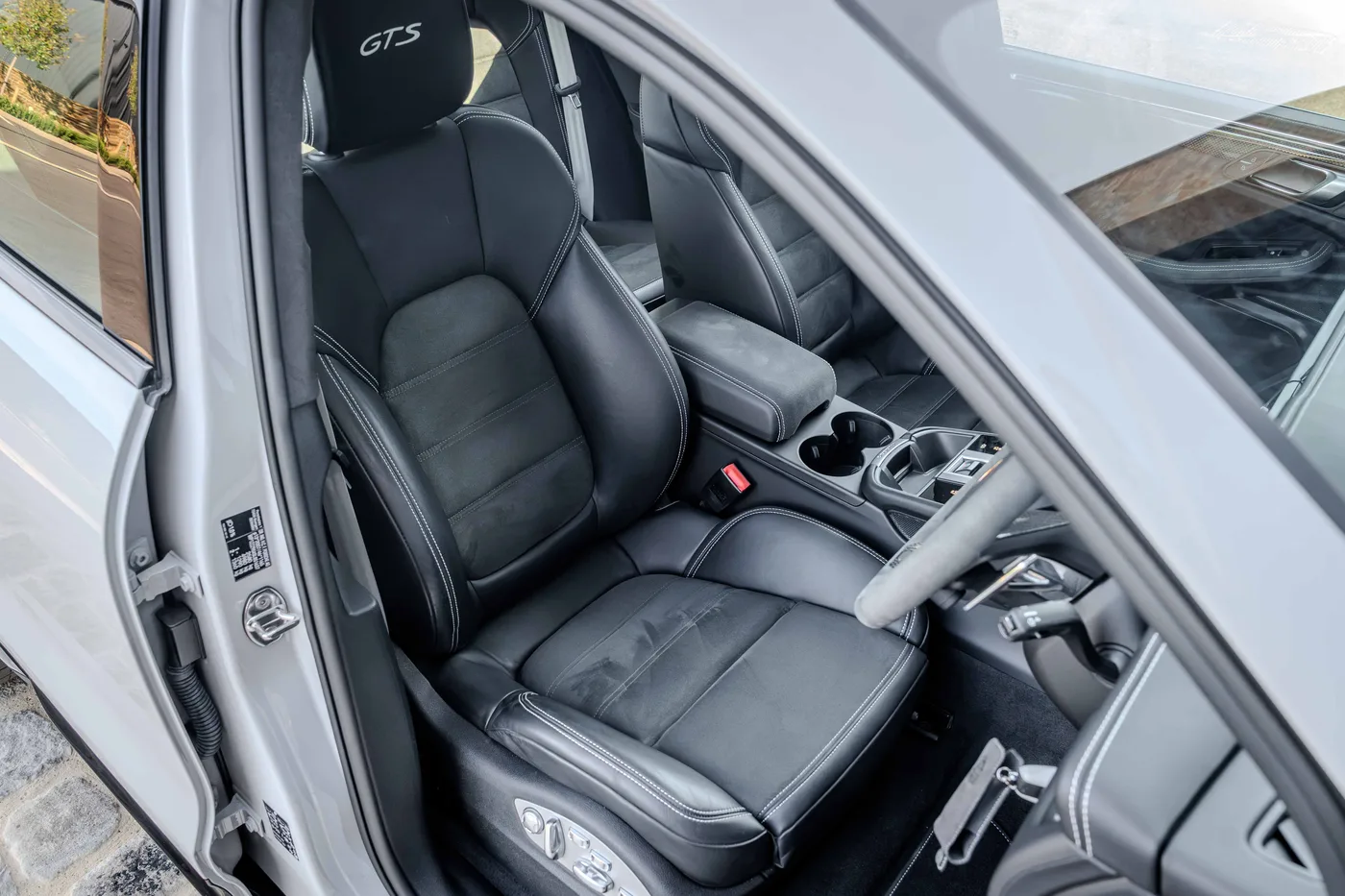 2025 Porsche Macan GTS offered by a specialist dealer in Hook Norton, United Kingdom, photo 18 of 25