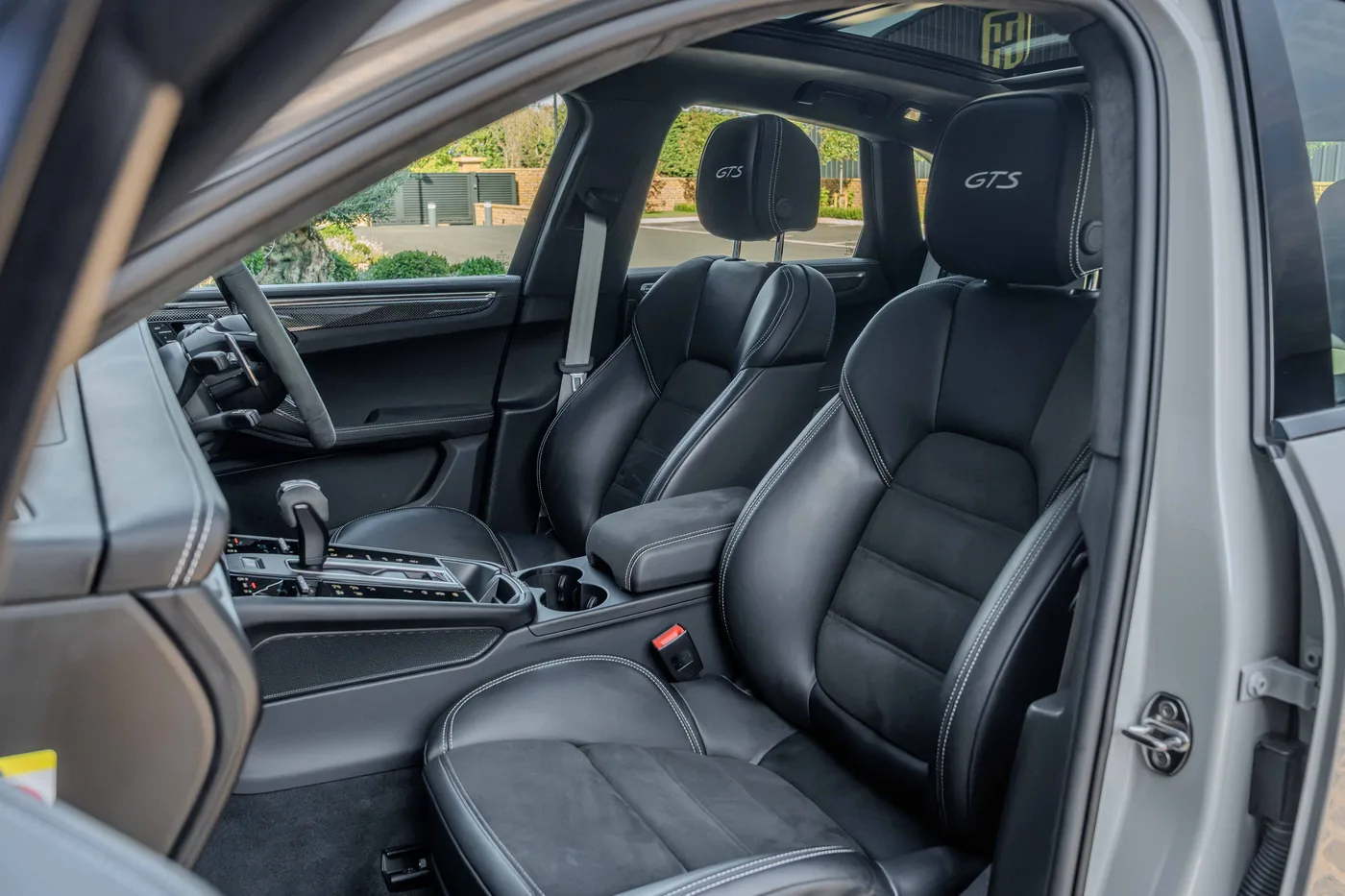 2025 Porsche Macan GTS offered by a specialist dealer in Hook Norton, United Kingdom, photo 24 of 25