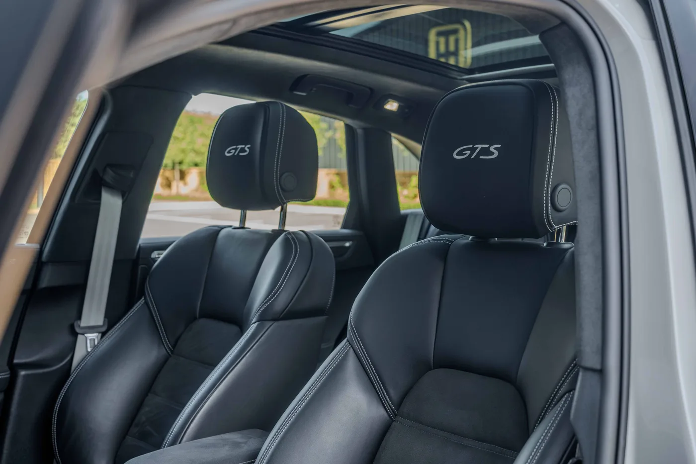 2025 Porsche Macan GTS offered by a specialist dealer in Hook Norton, United Kingdom, photo 25 of 25