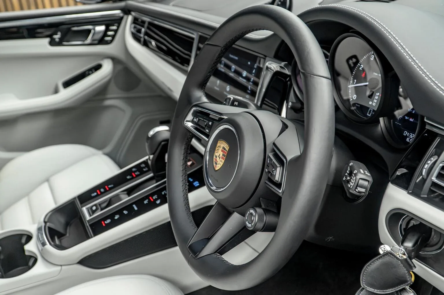 2025 Porsche Macan S, 27/30