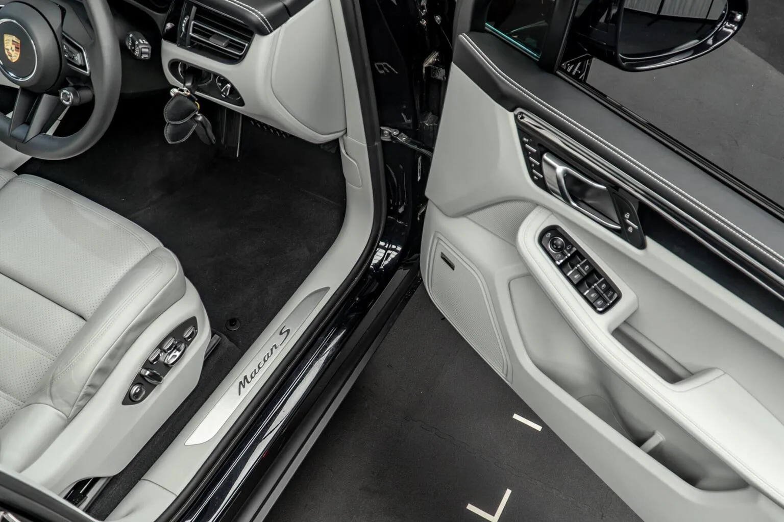 2025 Porsche Macan S, 28/30